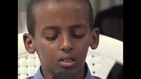 أنظر ماذا حدث ! بکاء الطفل أثناء تلاوة القران ! طفل يقرأ القرآن ثم يبكي مؤثر جداً