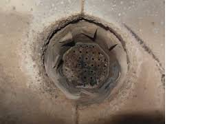 Čišćenje Rupica Na Pomičnoj Rešetki Iznad Grijača Peći Na Pelete Centrometal Pel Tec 12