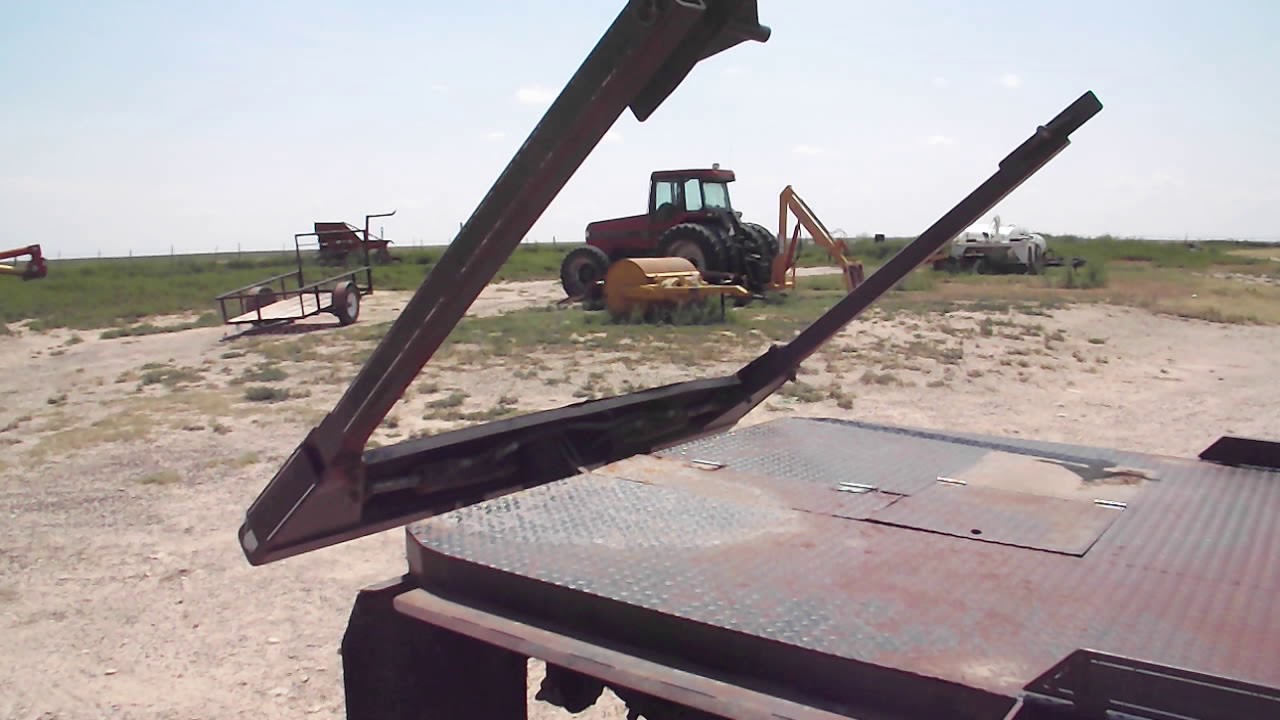 DB1724 1983 Chevrolet C30 w/Hydra bed hay feeder YouTube