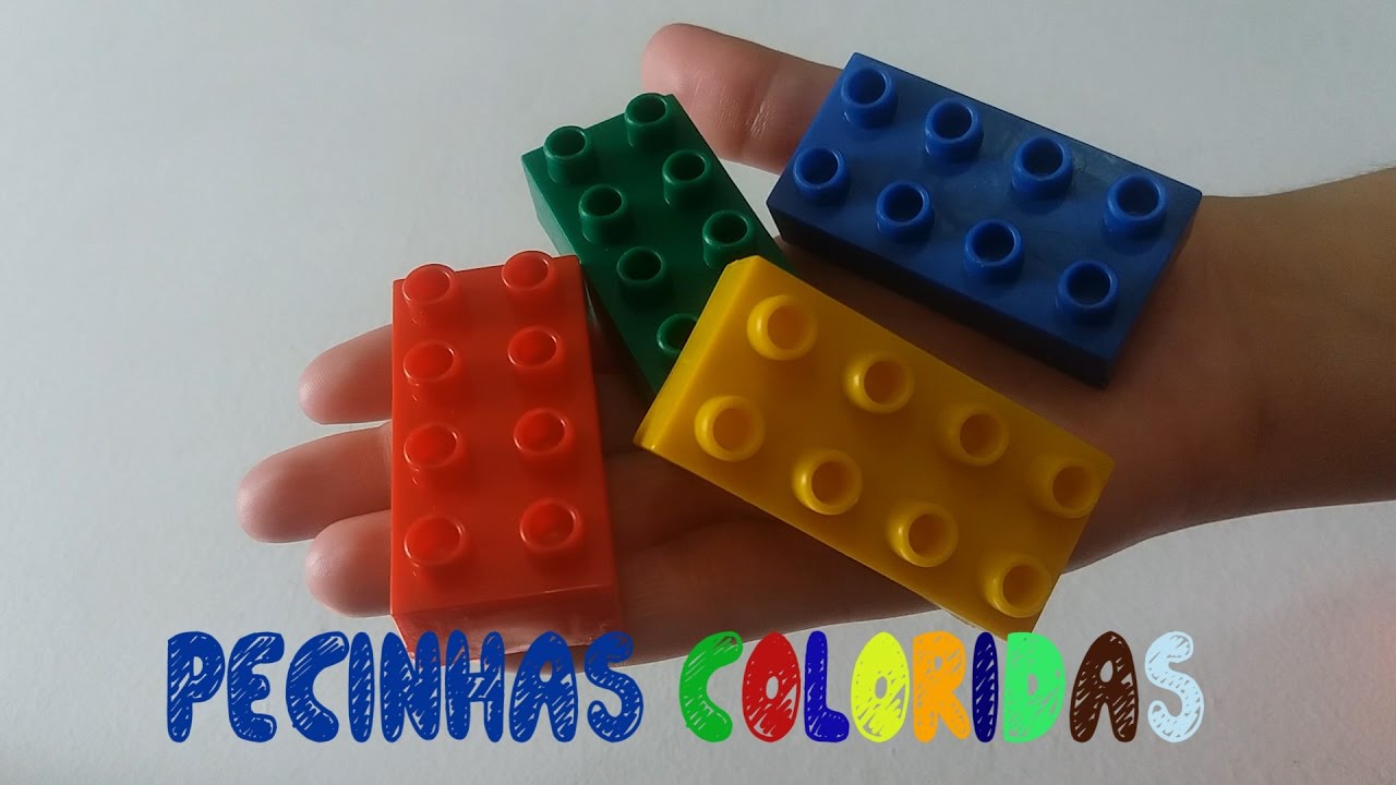 Brincadeira com pecinhas da cor azul, verde, vermelha e amarela
