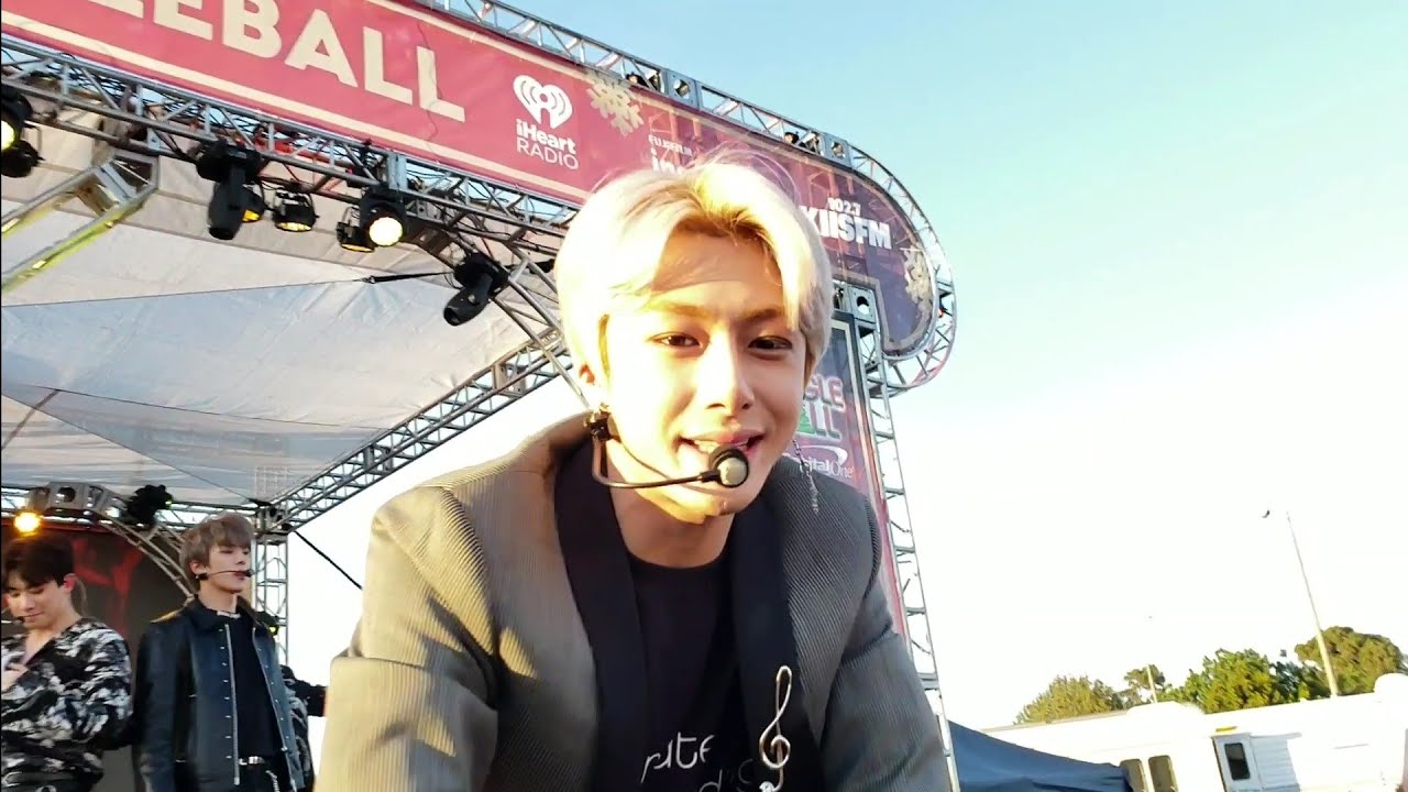 181130 Rush Monsta X @ Jingle Ball LA Village
