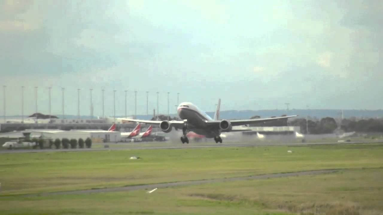 Must See - Malaysia Airlines Boeing 777-200ER Screaming takeoff