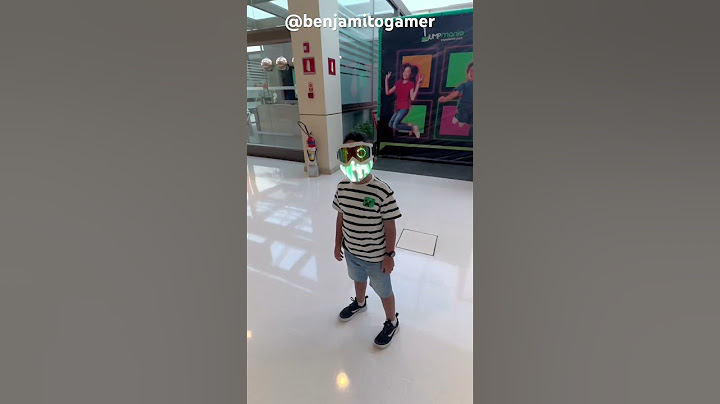Testando minha máscara do SMILE no shopping.