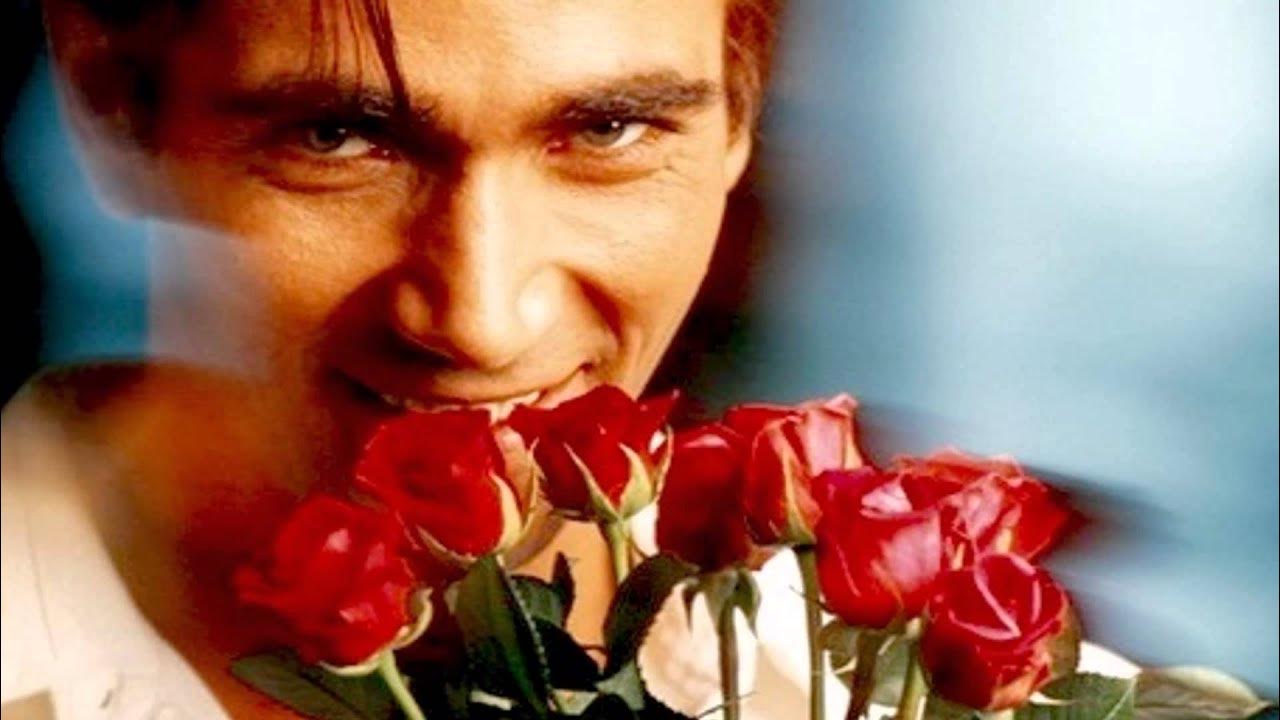 Ты подарок. А я дарю тебе цветы ждамиров. Красивый танец я несу тебе цветы. А я дарю тебе цветы ждамиров. Я несу тебе подарки.