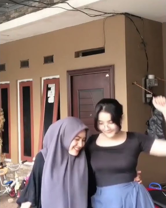 Pilih yang jilbab atau satunya?