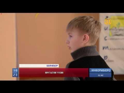 Фотода әйел өзін еркелетеді. Лесби арбады және трахается