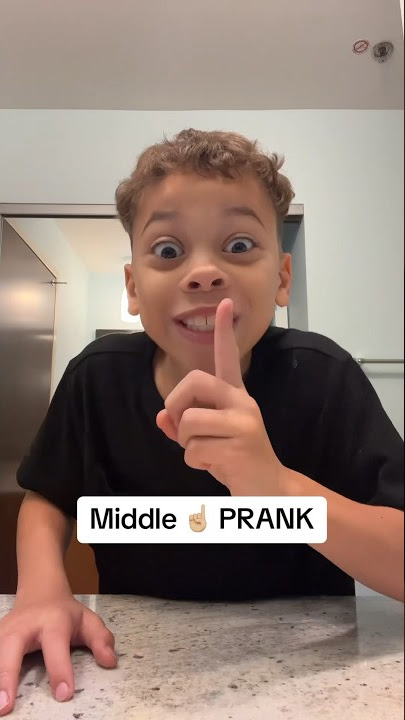 Middle ☝🏼 PRANK On MOM! 🤣🤣🤣