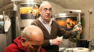 Comiendo y bebiendo en las Bodegas de vino en Villamediana de Iregua