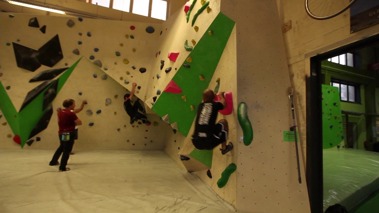 video phone beyonce mp3 Traceur Performs Amazing Stunts while Climbing