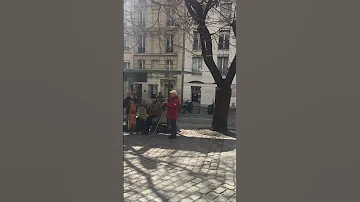 Strings of Montmartre: Artists Performing in Paris