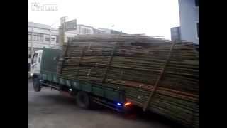 LIKE A BOSS! Truck unloading big load bamboo in Taiwan 2013