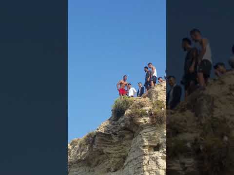اجمل قفزه عن صخره الروشه من شاب سوريا من حمص