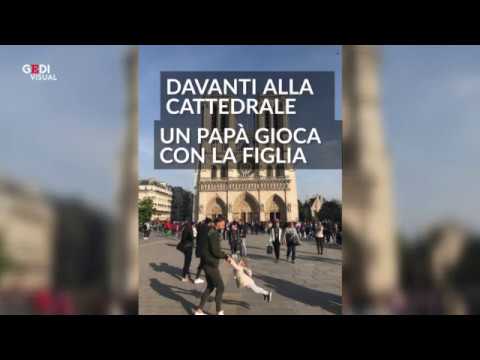 Video: L'incendio A Notre Dame Ha Fatto Credere Alla Donna In Un Miracolo - Visualizzazione Alternativa