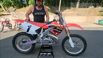 Kolik HP má CR250R z roku 2001?