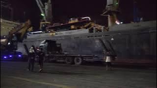 Suasana pelabuhan breakball tanjung priok malam hari .