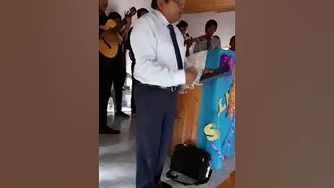 pastor Americo Suares y su congregacin.