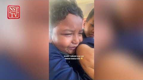 Compassionate teacher helps crying pupil, wins netizens hearts