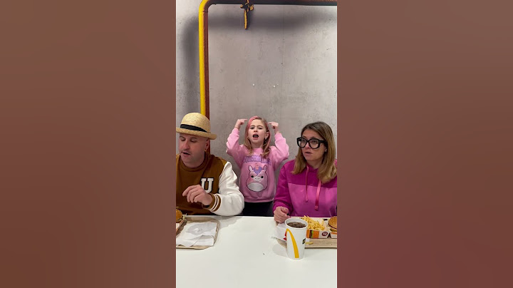 Giorgia balla al Mc Donald's con Papà Salvo e Mamma Cinzia che mangiano il panino! #shorts