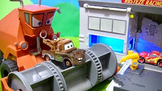 カーズ トミカ ディズニー マックイーンとメーターがかくれんぼ はたらくくるま 清掃車 消防車 粘土遊び トーマスグミ Youtube