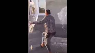 Üzerine Su Atılıp Islanan Adam