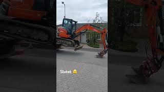 Grävmaskin Tar Sig Ner Från Lastbil Ördig