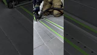 Une Rainure Dans Le Carrelage Et Chape Avant De Cer