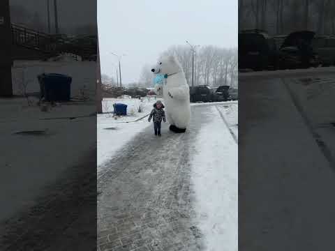 Друг пришел на День рождения. Поздравление от белого мишки в Минске пломбира аэромедведя