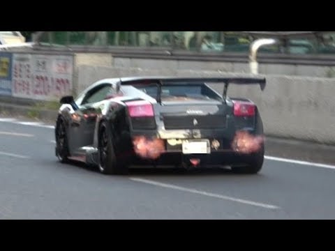 爆音 マフラーから火を噴く ランボルギーニ ガヤルド In大阪心斎橋 Lamborghini Gallardo Youtube