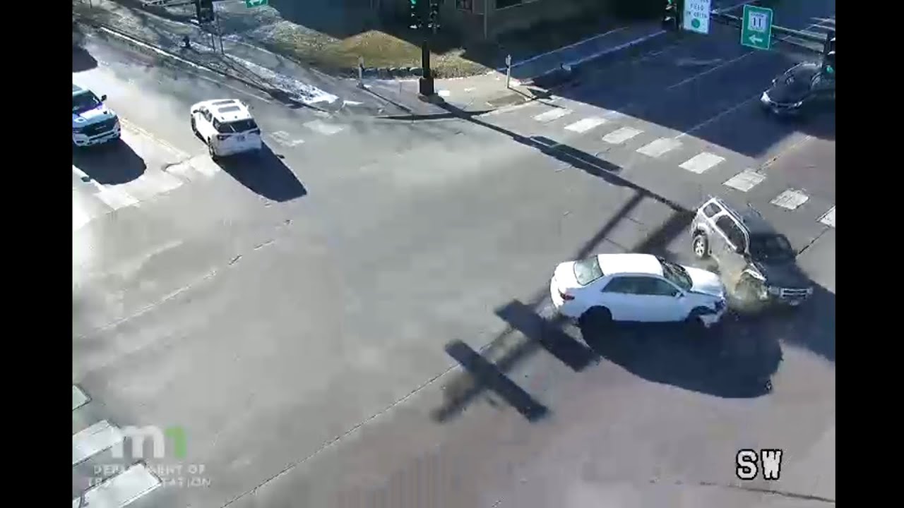 Minnesota: Red Light Runner Causes T-Bone Accident - YouTube