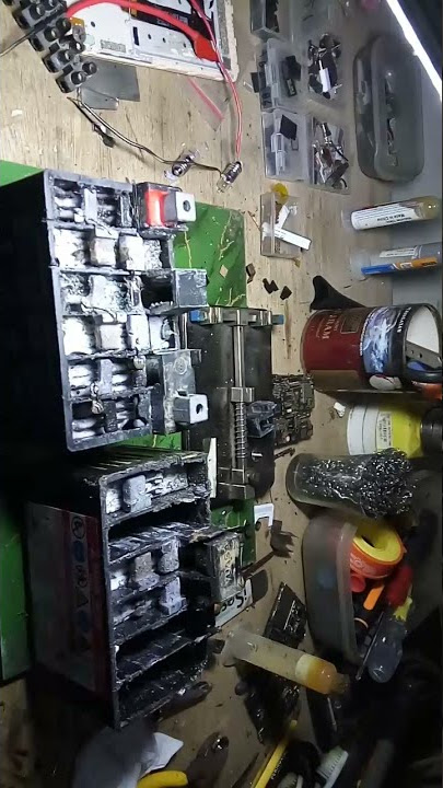 Memperbaiki aki motorku yg rusak  jd hari ini libur upload nya 🙏🙏🙏😁