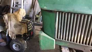 Jak široký je traktor John Deere 1020?