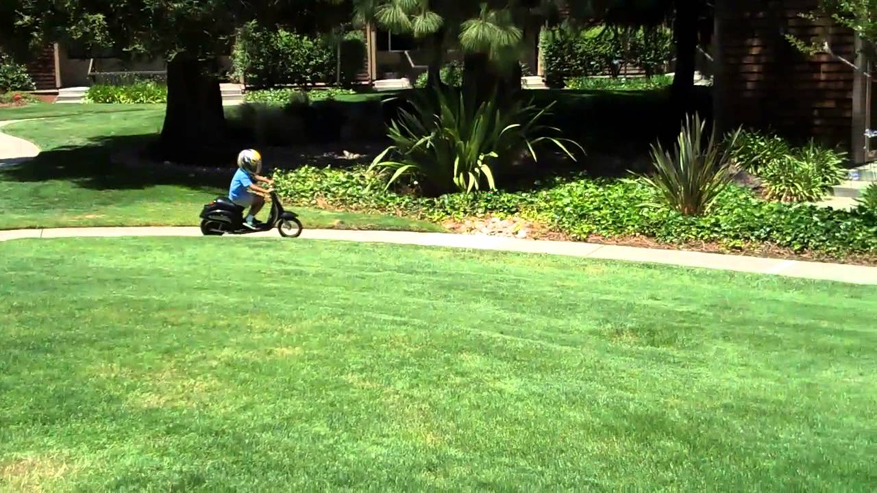 Maxwell test drives a Razor electric scooter, San Jose, California