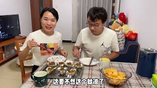 媳妇嘴馋想吃生蚝，小伙立马开车去海鲜市场，被宠着真是太幸福了