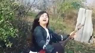 Saz çalan qız