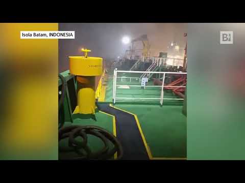 Mauvais temps en Indonésie, un pont roulant s'effondre