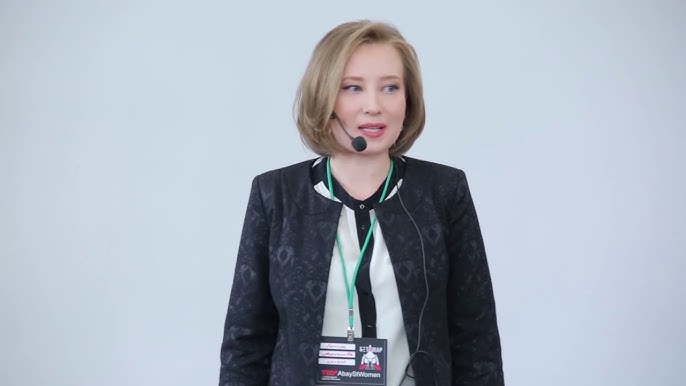 Мөлдір леггинстердің эротикалық бейнесі