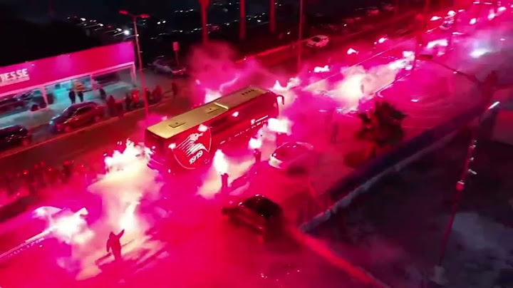 L’accoglienza al pullman con la torciata vista dall’alto nel pre Salernitana-Spezia