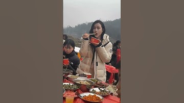 Bữa cơm đạm bạc đầy tình thương yêu