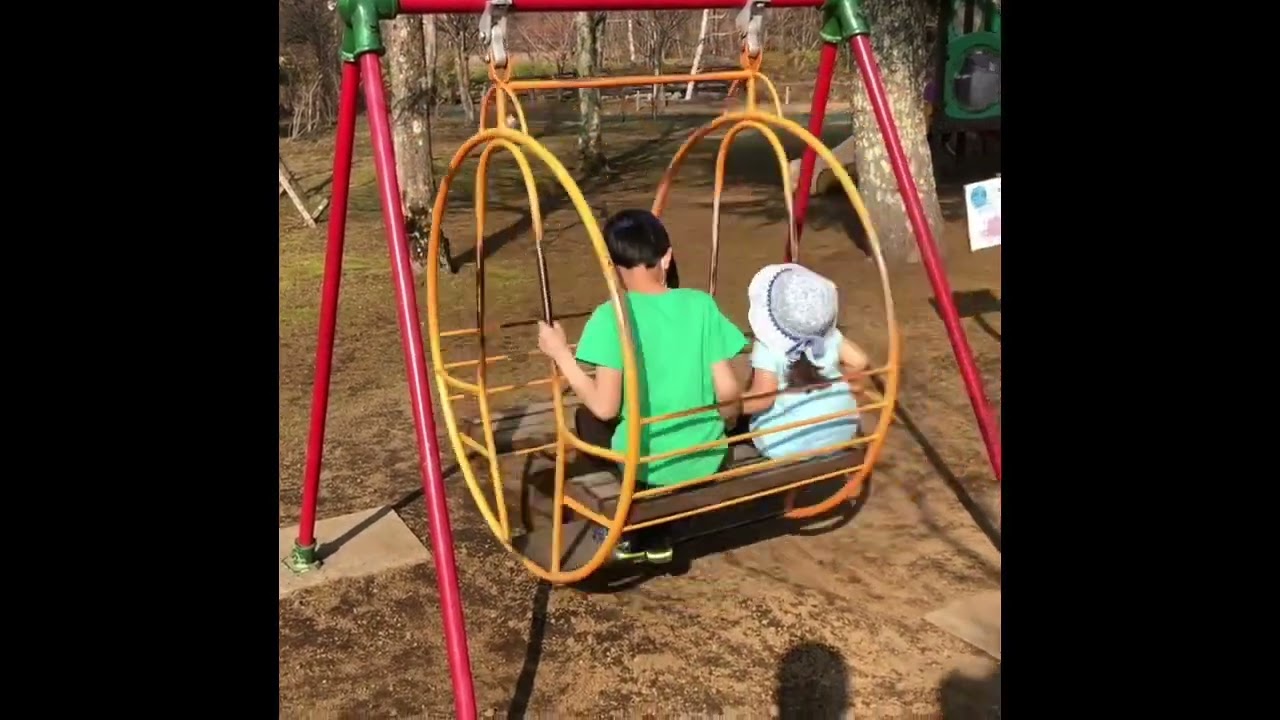 懐かしの箱型ブランコ - YouTube