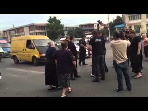 დაპირისპირება პოლიციელებსა და აქციის მონაწილეებს შორის რუსთავში