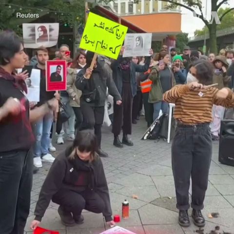 柏林民众谴责伊朗当局任意拘押女性