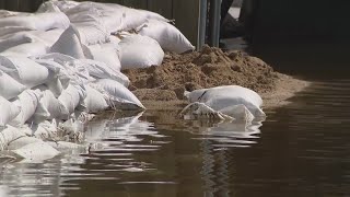 Community volunteers in Fox Lake help flood-affected residents
