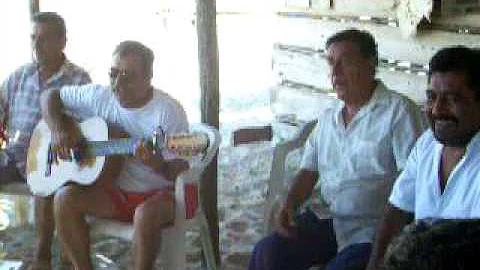 El Sr. Rosendo Leyva cantando y tocando una chilena