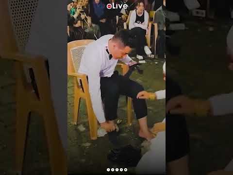 المعازيم في حالة ذهول عروس تغسل أقدام زوجها خلال حفل زفافهما