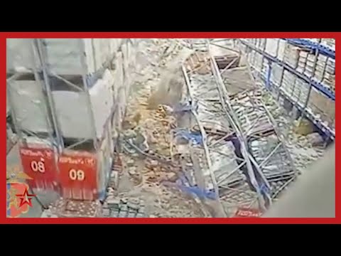 В алкогольном «плену»: в Красноярске сотрудника склада со спиртным завалило стеллажами