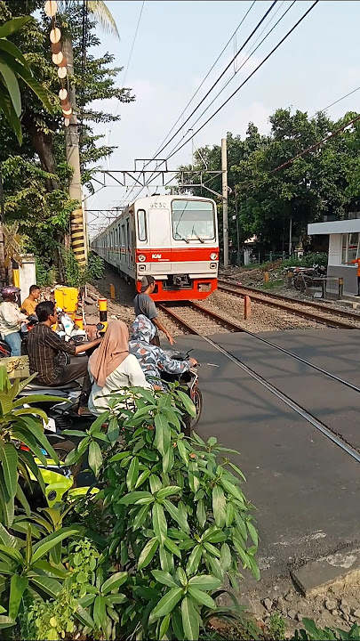 motor terlalu maju sampai kaget kereta KRL melintas di gang sentiong