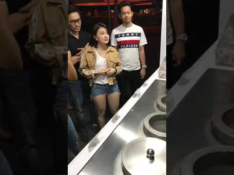ရေခဲမုန့်စားဖို့အရေးမနဲ့ကြိုးစားလိုက်ရတဲ့ ဝတ်မှုံရွှေရည်