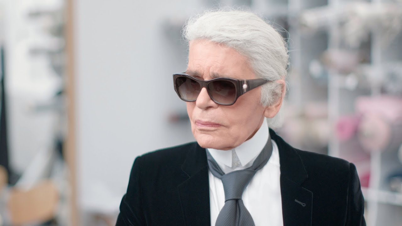 Zonder hoofd Betasten helper Karl Lagerfeld on the Fall-Winter 2016/17 Haute Couture Show – CHANEL Shows  - YouTube