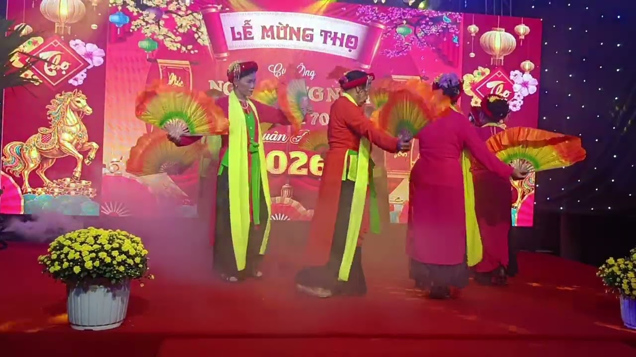 Câu lạc bộ Hoàng thượng múa chèo biển trời cao rộng tình cha