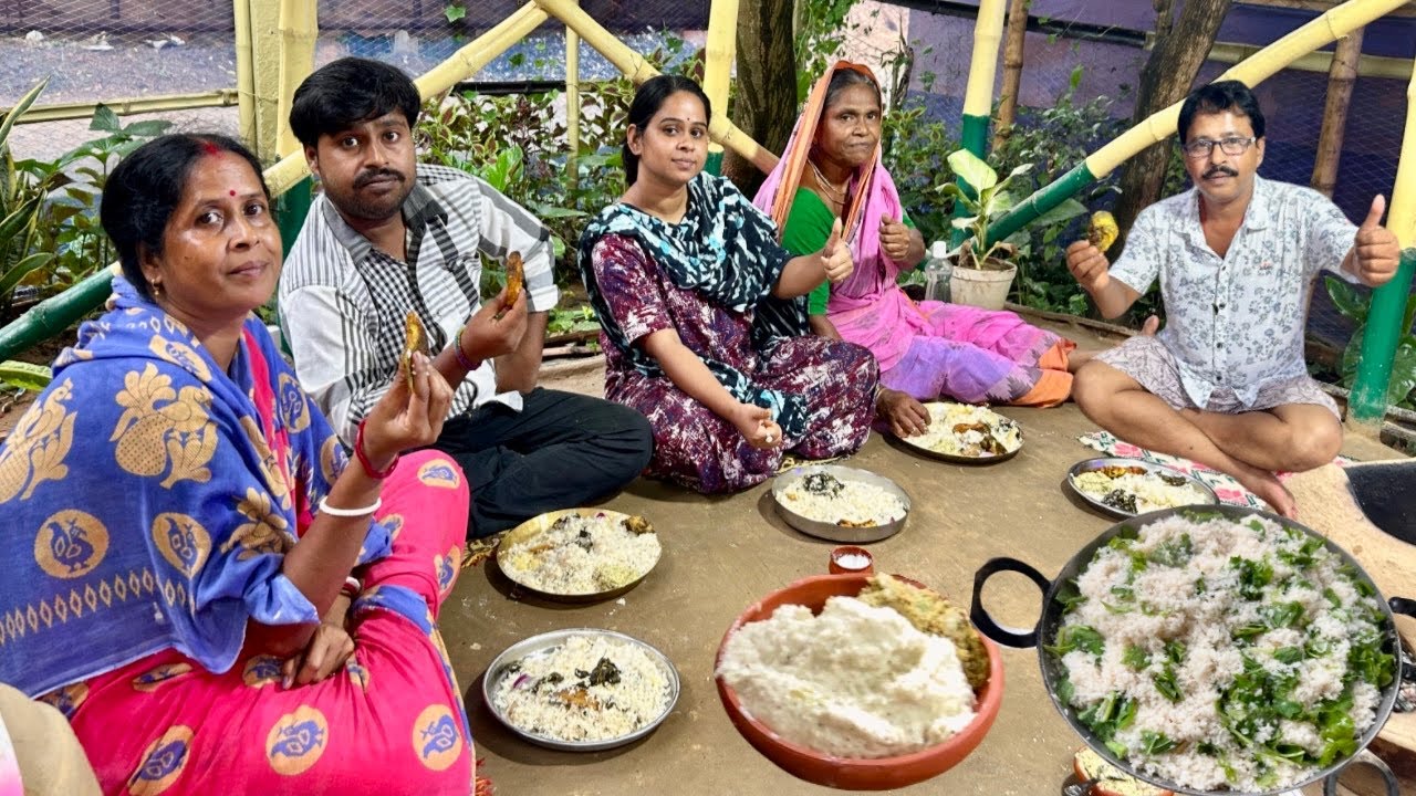 বর্ষার দিনে খুদের ভাত আর কাঁচা মান কচু সর্ষে দিয়ে বাটা সাথে মাছ ভাজা দিয়ে খাওয়া দাওয়া জমে গেছে